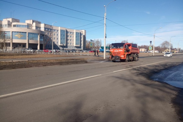 Сегодня ГУДСП "Петродворцовое" приступило к мытью дорог
