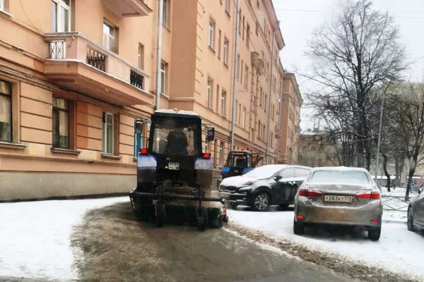 Жилищно-коммунальные службы Кировского района вышли на борьбу со снегопадом