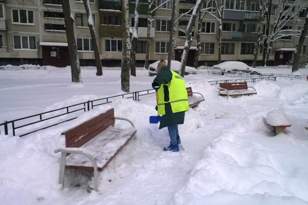 В муниципальных образованиях Невского района продолжаются работы по очистке территорий от снега
