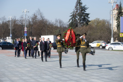 Александр Беглов возложил цветы к Монументу Победы в Минске