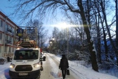 В жилом квартале Стрельны, расположенном рядом с Константиновским парком, подключено наружное освещение