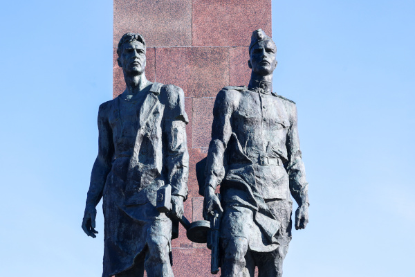 Александр Беглов возложил цветы к Монументу героическим защитникам Ленинграда