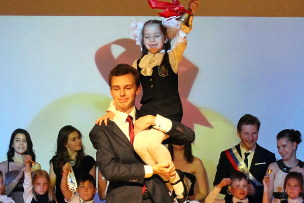 24 мая - В петербургских школах прозвенел последний звонок