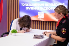 В Доме молодёжи «Колпинец» вручили паспорта юным гражданам в преддверии Дня молодёжи