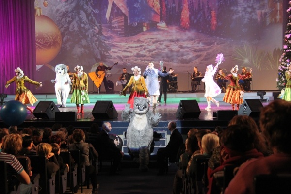 Для жителей Фрунзенского района состоялся Новогодний концерт в Большом концертном зале «Октябрьский»