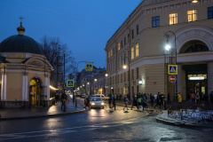 На декоративные опоры в Кузнечном переулке установили инновационные светильники