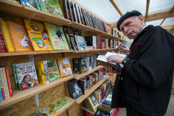 Выездные Книжные аллеи открылись в Калининском районе Санкт‑Петербурга
