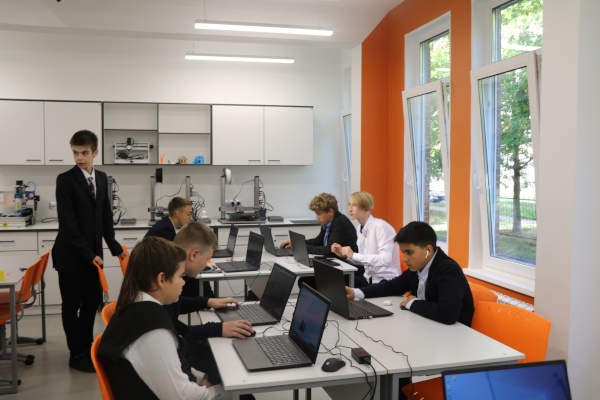 В гимназии № 293 им. Валентины Гризодубовой торжественно открыли детский технопарк «Кванториум»