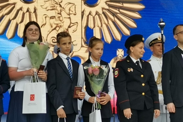 История успеха. «Мы – граждане России!»: Мария Букевич получила паспорт из рук вице-губернатора