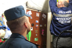 Сотрудники МЧС на безвозмездной основе устанавливают автономные извещатели в квартирах социально незащищенных граждан