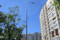 На местном проезде Коломяжского проспекта завершено строительство наружного освещения