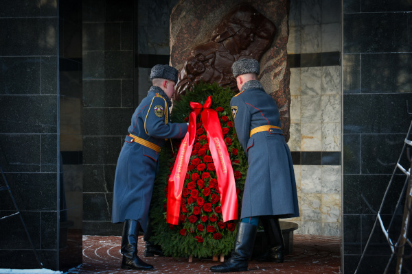 Торжественно-траурная церемония на Серафимовском кладбище в 35-ю годовщину со дня гибели девяти ленинградских пожарных при тушении огня в гостинице «Ленинград»