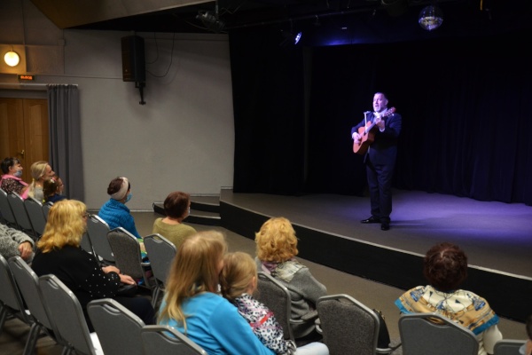 В Библиотечно-культурном комплексе им. А.В. Молчанова прошел концерт «Люблю тебя, моя Россия»