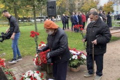 В Ландшафтном парке Красного Села состоялась торжественно-траурная церемония возложения цветов к Памятнику бывшим узникам фашистских концлагерей