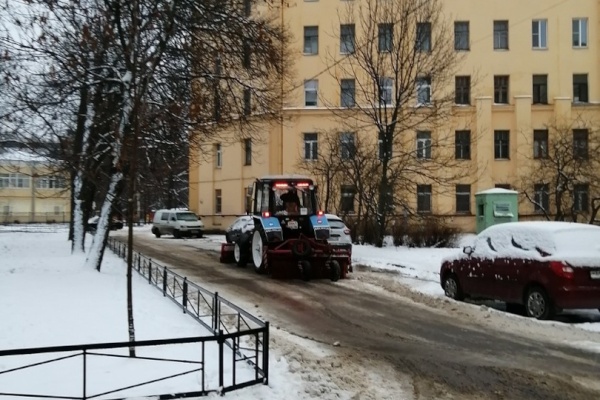 В районе продолжается уборка снега