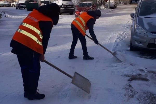 На борьбу с гололедом вышло более пятисот работников коммунального хозяйства