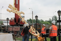 На центральном куполе Церкви Богоявления на Гутуевском острове установлен воссозданный крест