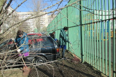 От мусора продолжают убирать территорию школы № 305