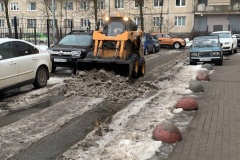Дворы Фрунзенского района чистят от снега и наледи