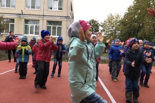 Всесезонные площадки, игровые зоны и парковка для транспорта дошколят: в детском саду №4 представили обновленную территорию