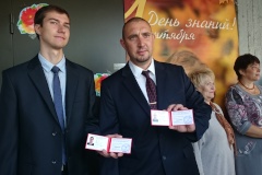 В День знаний 12 учителей Кировского района получили удостоверения народных дружинников