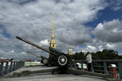 В честь годовщины старта Московской Олимпиады-1980 совершен сигнальный выстрел пушки Нарышкина бастиона Петропавловской крепости