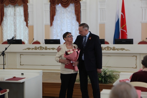 Жительнице блокадного Ленинграда Фрунзенского района вручили ключи от квартиры