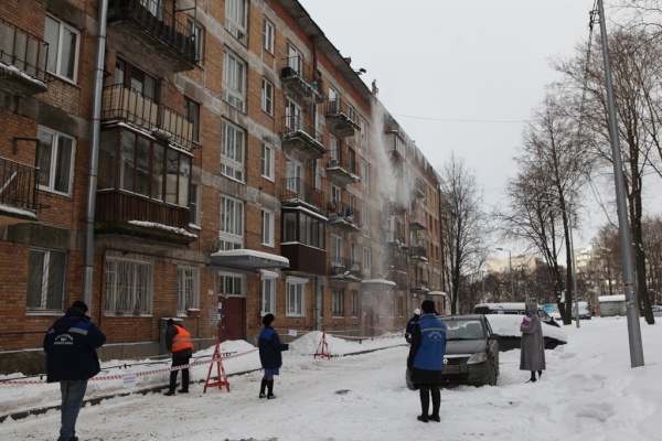 В Невском районе продолжаются работы по очистке крыш от наледи