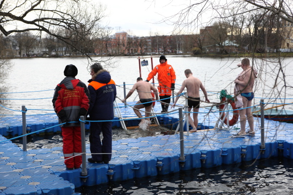Без мороза и проруби. Крещенские купания на прудах прошли в специальной купели