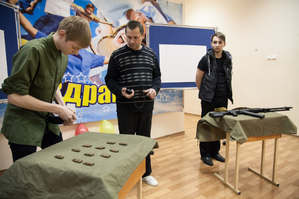 В подростково-молодежном клубе «Маяк» прошла игра по станциям «Школа молодого бойца» ко Дню защитника Отечества. 