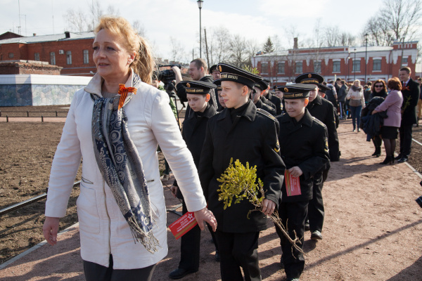 В Кронштадтском районе в сквере у стелы Город Воинской Славы состоялась посадка елей в рамках акции «Высадим 70 елей к 70-летию Великой Победы». 