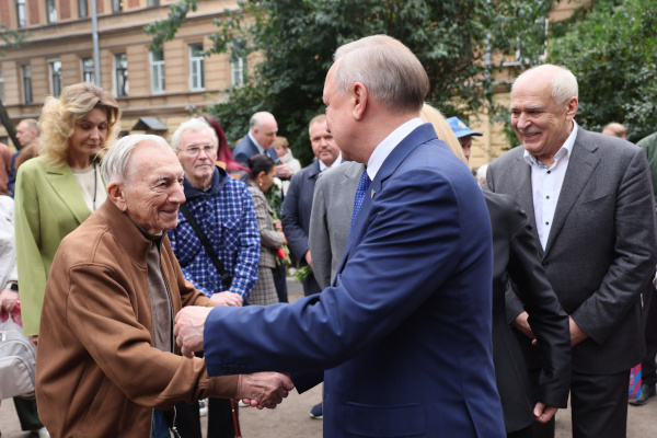 Установка закладного камня будущего памятника Кириллу Лаврову