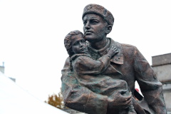 На площади Стачек установили памятник сотрудникам милиции, погибшим в годы блокады