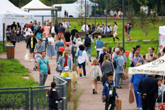 Более семи тысяч петербуржцев стали гостями Большого семейного фестиваля в Петродворцовом районе