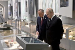 Губернатор Александр Беглов представил Президенту России Владимиру Путину новую экспозицию в Музее обороны и блокады Ленинграда