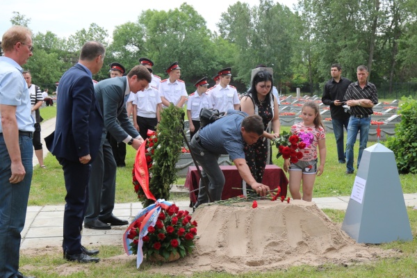 Останки погибших под Нарвой героев предали земле на Южном воинском кладбище
