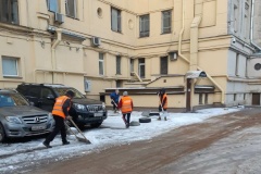 Уборка района после снегопада продолжается