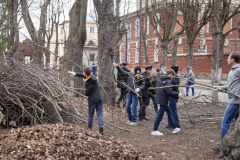 Кронштадтцы навели порядок в сквере старейшего Военно-морского госпиталя России в рамках акции «Все для Победы»