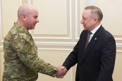 Александр Беглов и представитель командования воинской части, в которой служат петербуржцы, обсудили поддержку бойцов СВО и членов их семей
