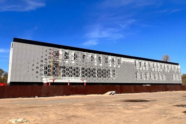 В Приморском районе на Парашютной улице завершается строительство спортивного комплекса