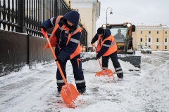 Дорожники справляются с последствиями мощного снегопада - спецтехника приводит улицы в порядок круглосуточно