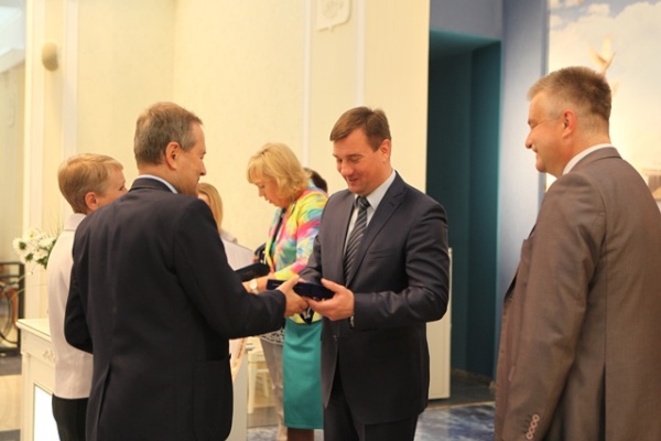 Алексей Гульчук поздравил юбиляров семейной жизни с Днем семьи, любви и верности