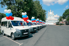 Александр Беглов: В 2024 году микроавтобусы в подарок от города получит 41 многодетная семья