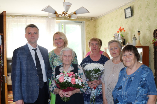 Глава Кировского района поздравил жительницу со 100-летним юбилеем