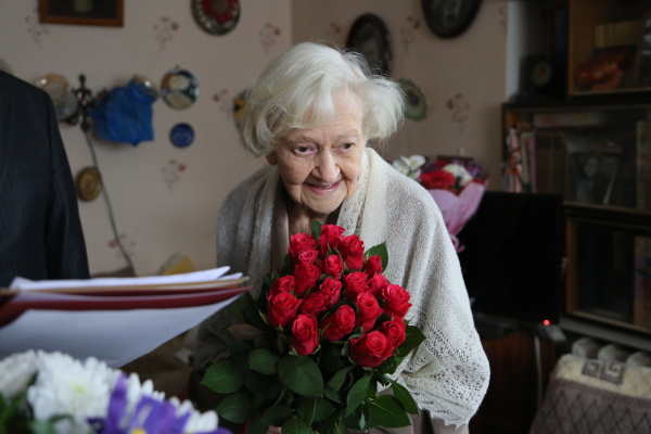 Со 100-летием актрису поздравили в Ленинградский день Победы