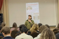 Школьники Петроградского района пообщались с писателем и волонтёром Ириной Бугрышевой