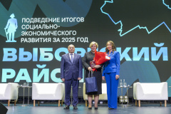 Нагрудный знак Правительства Санкт‑Петербурга «За гуманизацию школы Санкт‑Петербурга» вручили на отчете главы администрации