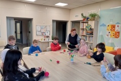 Созданием куколок-берегинь в подарок мамам ознаменовалось завершение марафона творческих мастер-классов для ребят стационарного отделения Центра социальной помощи семье и детям "АИСТ"
