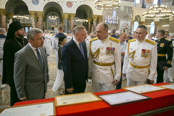 Выставка боевых наград в Морском соборе Кронштадта