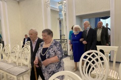 Юбиляров супружеской жизни поздравили в Невском районе